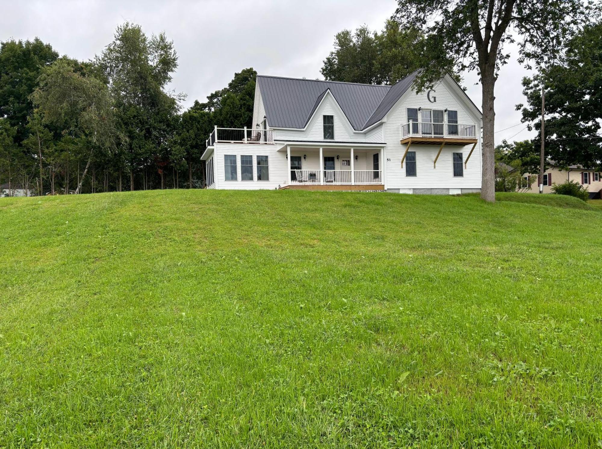 Gray's Manor - Memphremagog Homestay *